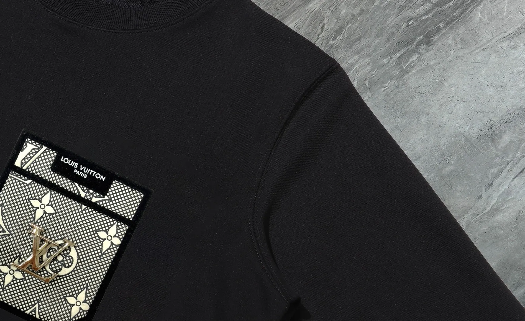 🅿️250 hot style on the shelves🔥❗ 💫〖Louis Vuitton LV〗 Fashionable round neck sweatshirt, casually matched with various styles, it is perfectly handsome😎The whole dress is made of double waistcoats, which makes the whole dress more three-dimensional. Not ordinary factories can do such fine work. The 2025 spring style counters are on sale, exquisite round neck terry sweatshirt, high-end double-strand pure cotton Customized drawstring ribs are dyed in the same vat and are complete with three standards. The chest craftsmanship adopts a simple and elegant pattern on the chest, which is easy to control for any age group! Fit and comfortable! Customized thickened 440g terry sweatshirt fabric, soft and comfortable to the touch, with a three-dimensional shape! 🙌🏻 It’s also very breathable, so it’s a versatile style that can be worn with any outfit! ✔Color: Black White Apricot Size: S M L XL 2XL